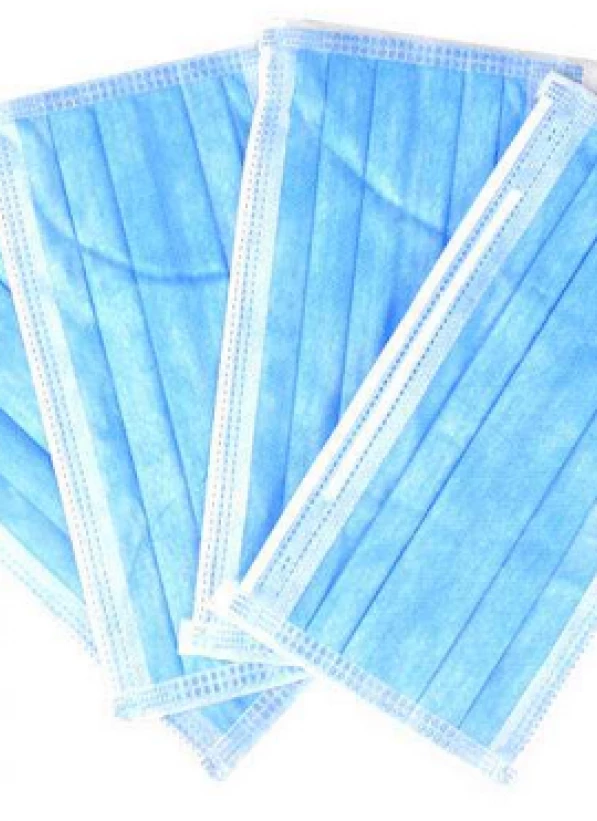 С резинками для ушей и фиксатором на носу для лучшего прилегания.Трёхслойный материал маски состоит из расплавленного полимера (полипропилена) плотностью 30 г/м², размещённого между неткаными тканями.Слой из расплавленного материала работает как фильтр, предотвращающий попадание микробов внутрь маски или выход их наружу....