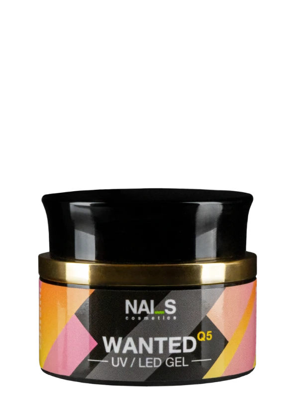 Gels “WANTED” ir radīts NAILS Cosmetics tehniķu komandas, lai sniegtu meistariem ilgi meklēto perfektā gela formulu. Tas ir piemērots gan iesācējiem, gan pieredzējušiem meistariem. Tā rūpīgi izstrādātā konsistence ļauj nagus modelēt viegli, ātri un precīzi, veidojot jebkuru nepieciešamo formu un garumu.Tas apvieno īpašības, kas nepieciešamas nevainojamam rezultātam:Pašizlīdzinošs, viegli klājas un nesatek sānu valkos.Izturīgs pret triecieniem un ikdienas slodzi.Pateicoties unikālajai formulai, k...