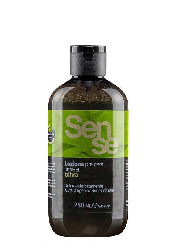 Sense Pre Wax losjons ar olīveļļuOlīveļļas augstais polinepiesātināto taukskābju, vitamīnu, tokoferolu un polifenolu saturs piešķir ādai mīkstinošas un mitrinošas īpašības jau attīrīšanas laikā. Spēcīgs antioksidants, kas palīdz novērst priekšlaicīgas novecošanās pazīmes.Aktīvās sastāvdaļas un kosmētiskās īpašības:• Olīveļļa – antioksidants, kas veicina šūnu atjaunošanos un aizsargā no brīvo radikāļu iedarbības• Oleīnskābe• Pienskābe – mitrinoša, pH līdzsvarojoša iedarbība, uzlabo ādas stāvokli•...