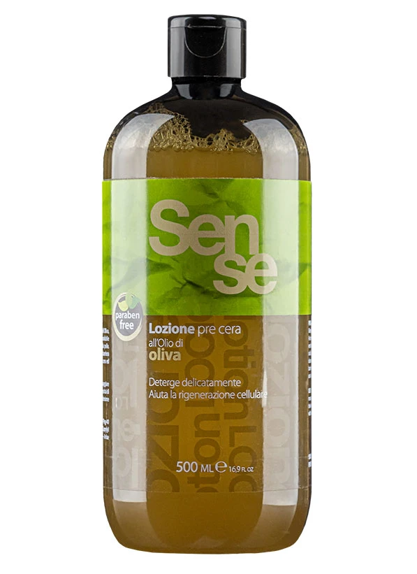  Sense Pre Wax losjons ar olīveļļu  Olīveļļas augstais polinepiesātināto taukskābju, vitamīnu, tokoferolu un polifenolu saturs piešķir ādai mīkstinošas un mitrinošas īpašības jau attīrīšanas laikā. Spēcīgs antioksidants, kas palīdz novērst priekšlaicīgas novecošanās pazīmes.  Aktīvās sastāvdaļas un kosmētiskās īpašības:  • Olīveļļa – antioksidants, kas veicina šūnu atjaunošanos un aizsargā no brīvo radikāļu iedarbības  • Oleīnskābe  • Pienskābe – mitrinoša, pH līdzsvarojoša iedarbība, uzlabo ād...