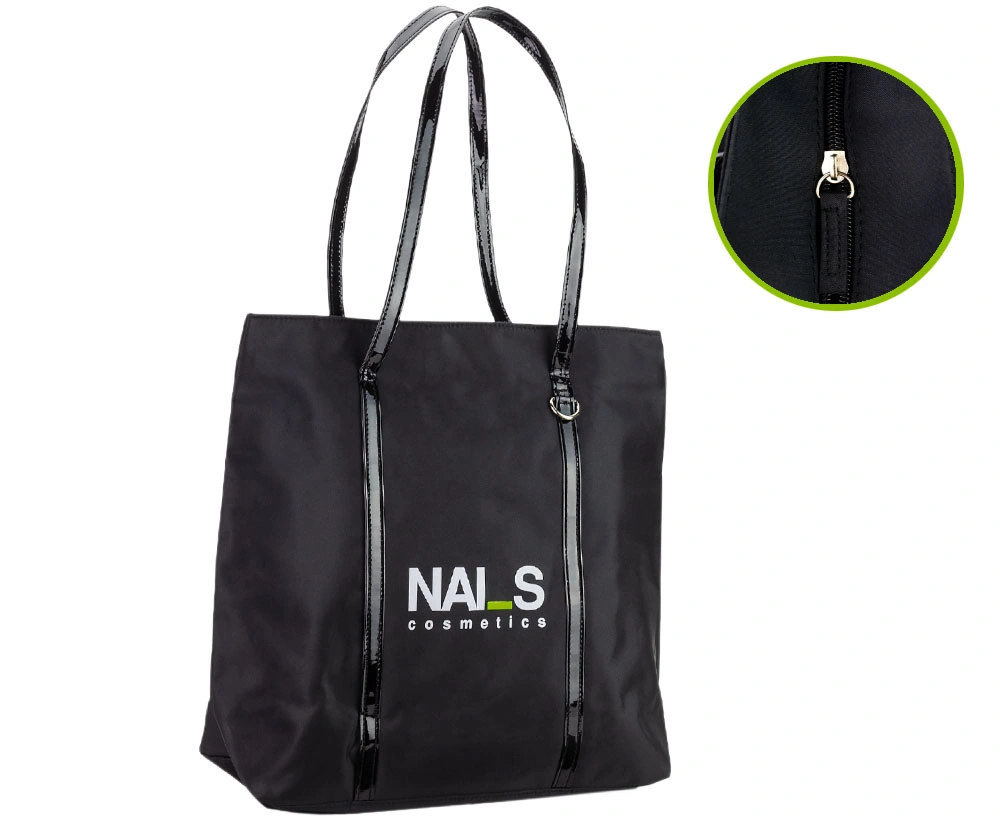 NAILS cosmetics soma – eleganta, ietilpīga un izturīga soma ikdienai, darbam vai skaistumkopšanas piederumu pārnēsāšanai. Lakoniskais dizains un NAILS...